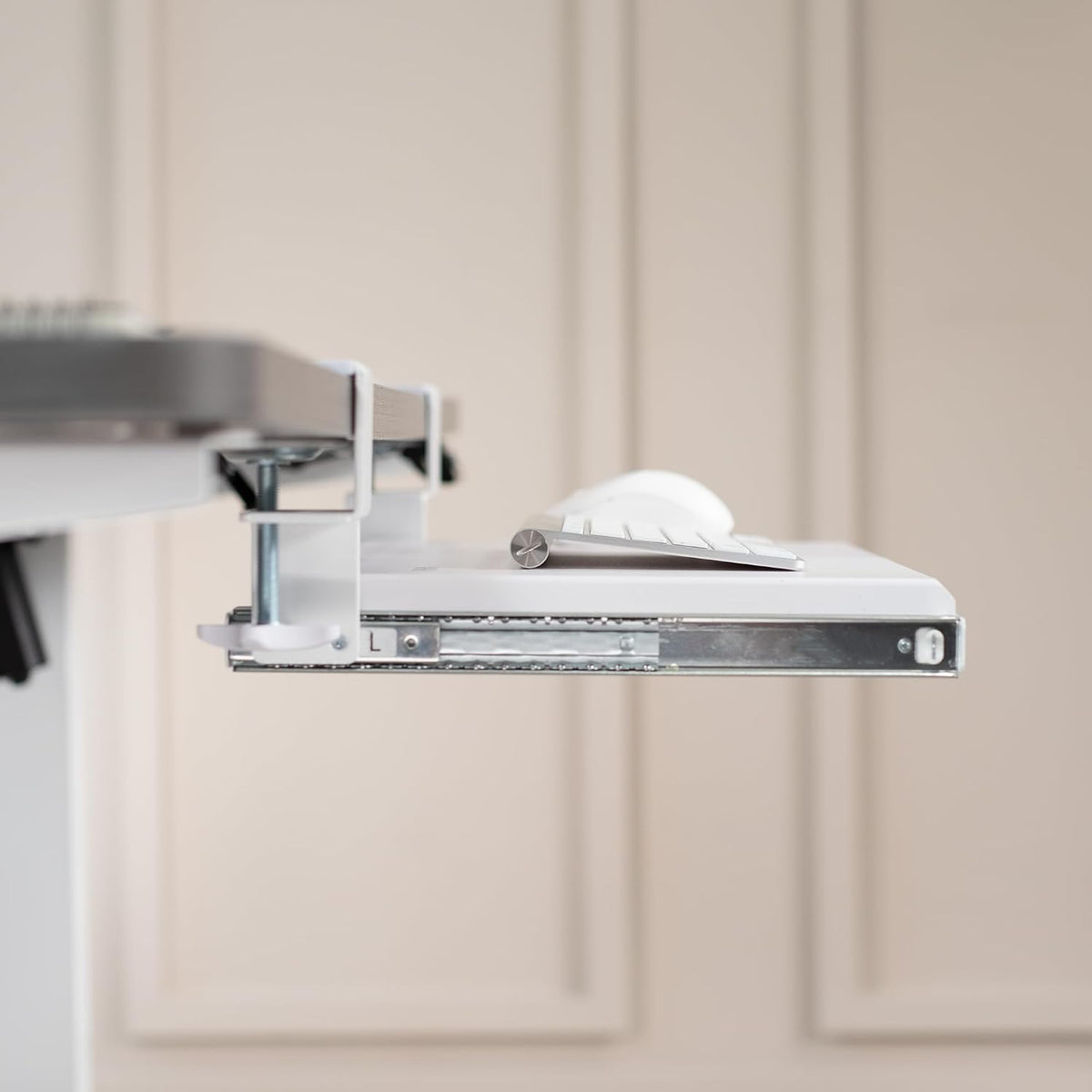 VIVO White Clamp-on 20 x 11 in Keyboard Tray, MOUNT-KB05ES-W