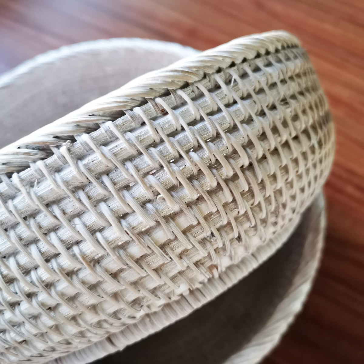 Wash White Round Rattan Bowl Basket,Decorative Handmade Wicker Basket Tray with 4 Inch High Wall, Decorative Woven White Bread Basket Fruit Bowl Key Holder Table Centerpiece