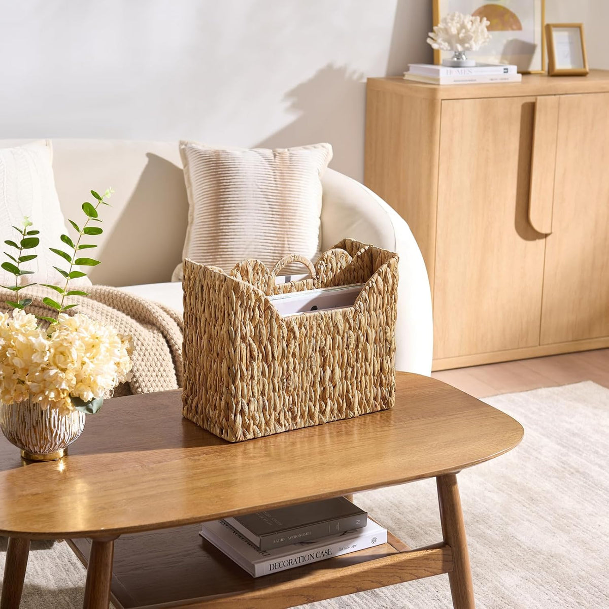 YANGQIHOME Wicker Magazine Holder, Handwoven Water Hyacinth Magazine Basket, Scalloped Book Basket with Handle, Divided Magazine Rack for Office, Bathroom, Living Room