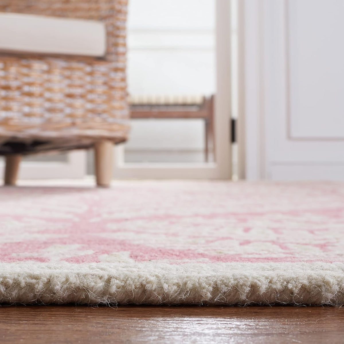 SAFAVIEH Capri Collection Area Rug - 5' Square, Pink & Ivory, Handmade Wool, Ideal for High Traffic Areas in Living Room, Bedroom (CPR208R)