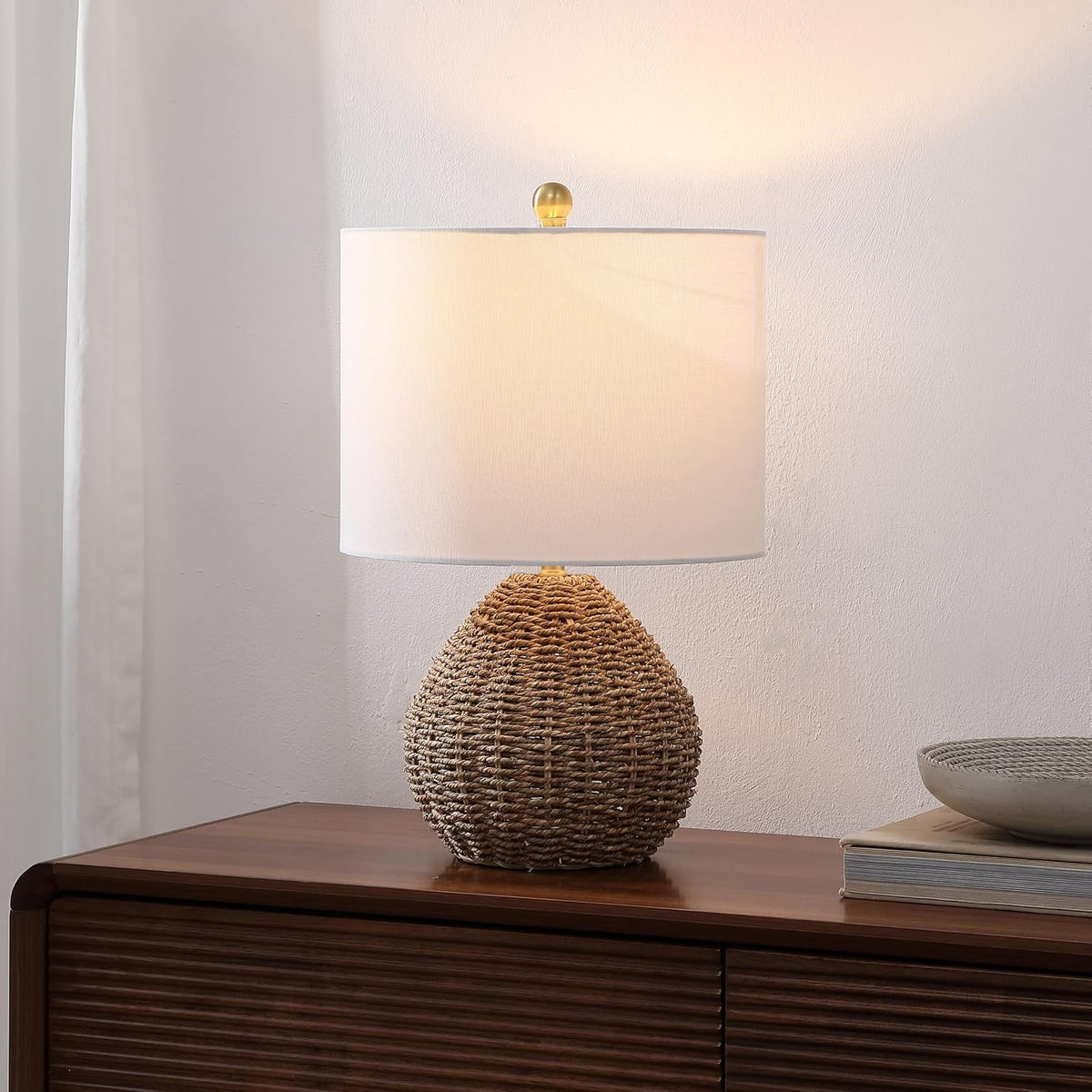 JONATHAN Y Kona 20.5" Rattan and Metal Table Lamp, Brown/Brass Gold